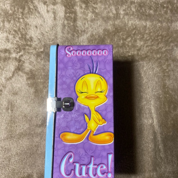 Vintage Tweety Bird Tin Chest Bank With Lock & keys - Picture 4 of 16